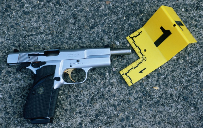 Un bebeluș, împușcat mortal de fratele său de 3 ani, care s-a jucat cu un pistol găsit prin casă, în SUA