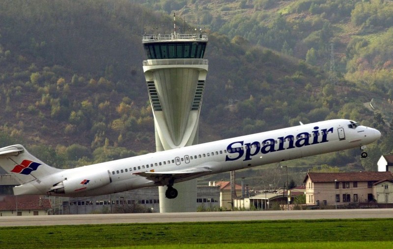Un pasager român a încercat să deschidă uşa unui avion, în timpul zborului