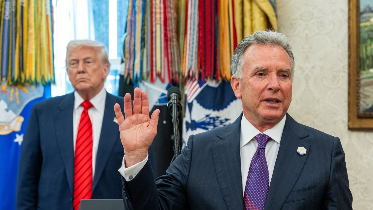 Donald Trump stă în picioare în timp ce Steve Witkoff, cu mâna dreaptă ridicată, este învestit în funcția de trimis special al președintelui american în timpul unei ceremonii desfășurate în Biroul Oval al Casei Albe, mai 2025