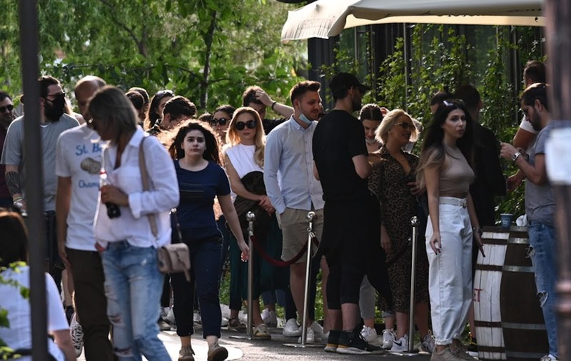 Aglomerație mare în Parcul Herăstrău, în primul weekend din starea de alertă. Regulile de distanțare socială, ignorate complet