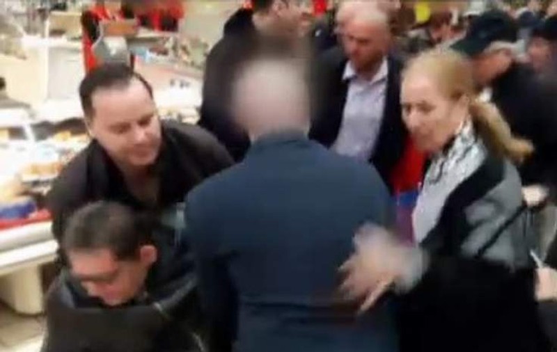 Bătaie pe cozonaci la Iași. Au stat cu orele la coadă ca să prindă un cozonac VIDEO