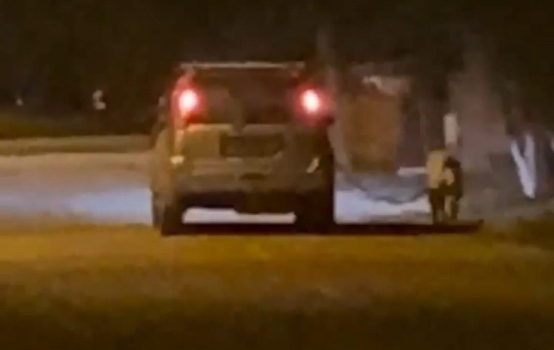 Câine tras cu lesa legată de mașină, pe o stradă din Prahova. Proprietar: „E un exemplar mare, doar așa îl puteam scoate la plimbare”
