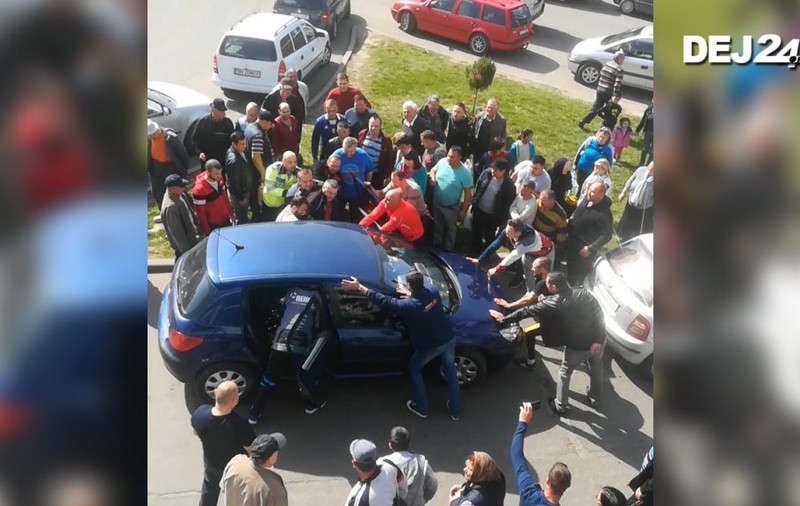Scene incredibile în Dej! Polițiștii au scos cu forța un șofer beat dintr-o mașină