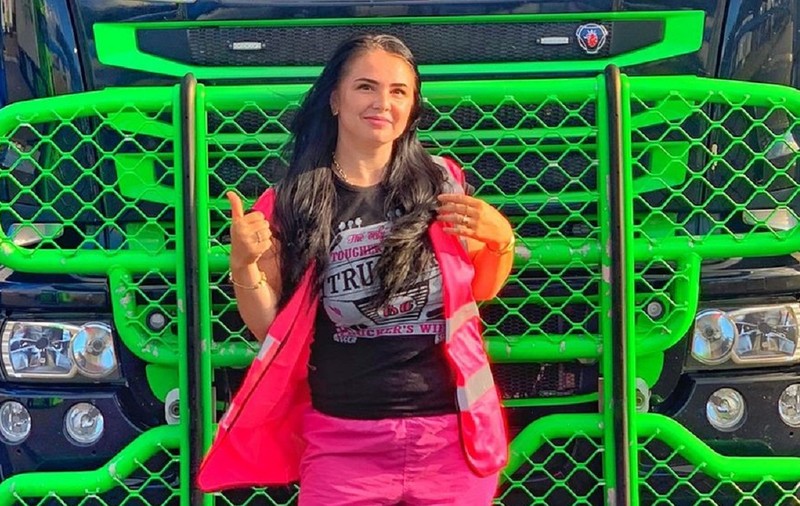 Diana Stoian a fost aleasă de colegi cea mai frumoasă șoferiță de TIR din România. Are 26 de ani și a fost asistentă medicală