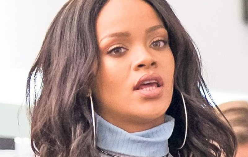 Rihanna i-a scris lui Francois Hollande pe Twitter