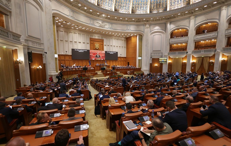 Peste 200 de parlamentari români încasează lunar câte 35.000 de lei cash. Trebuie să prezinte acte justificative pentru doar jumătate din sumă