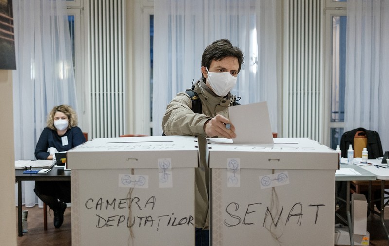 Reportaj la o secție de vot din Germania. Românii vin la urne cu gândul la familiile lor de acasă: „Să le meargă mai bine”