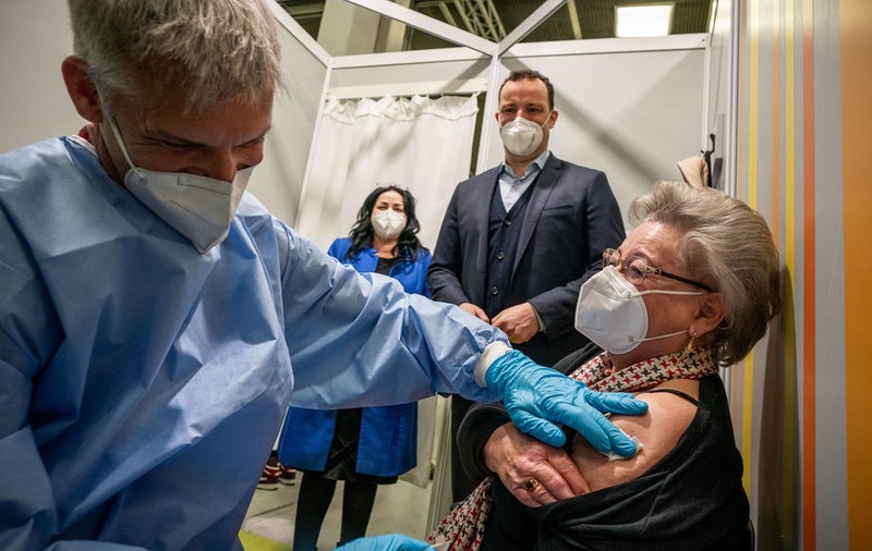 Ministrul german al sănătăţii estimează că pandemia se va sfârşi în primăvară