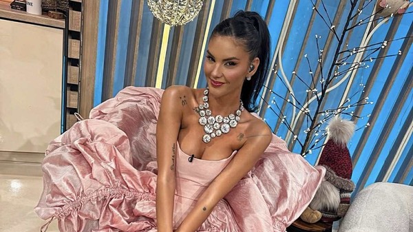 Ramona Olaru în rochie roz