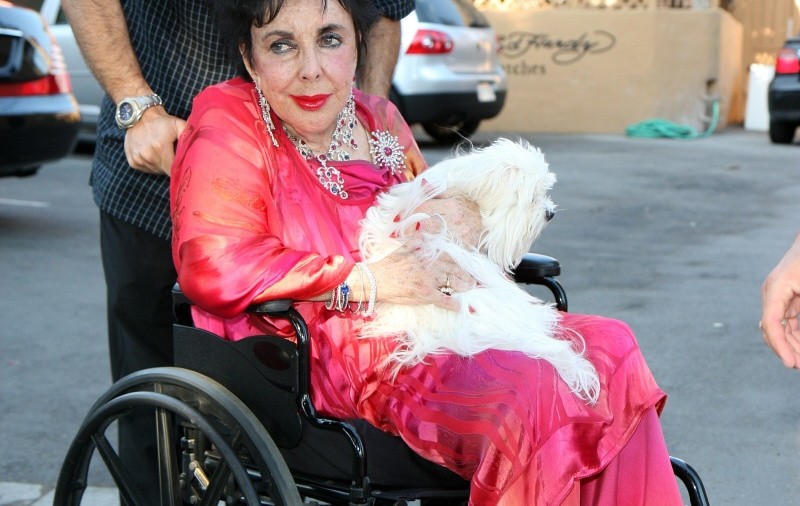 Elizabeth Taylor a suferit peste 100 de operaţii