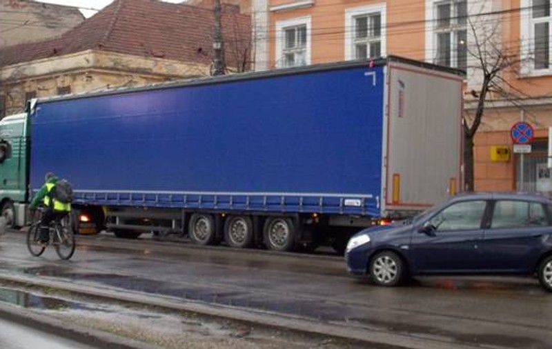 Rătăcit în Timișoara | Un șofer de TIR a greșit drumul, a lovit două mașini și a blocat centrul orașului