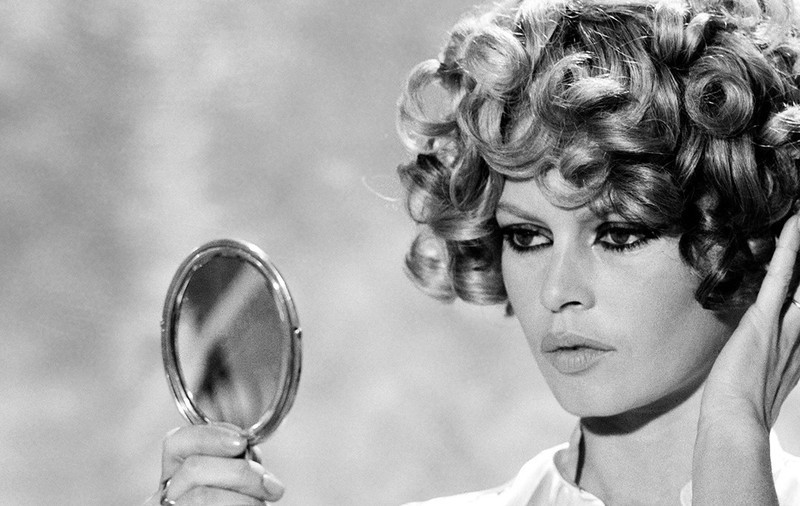 Brigitte Bardot se privește într-o oglindă