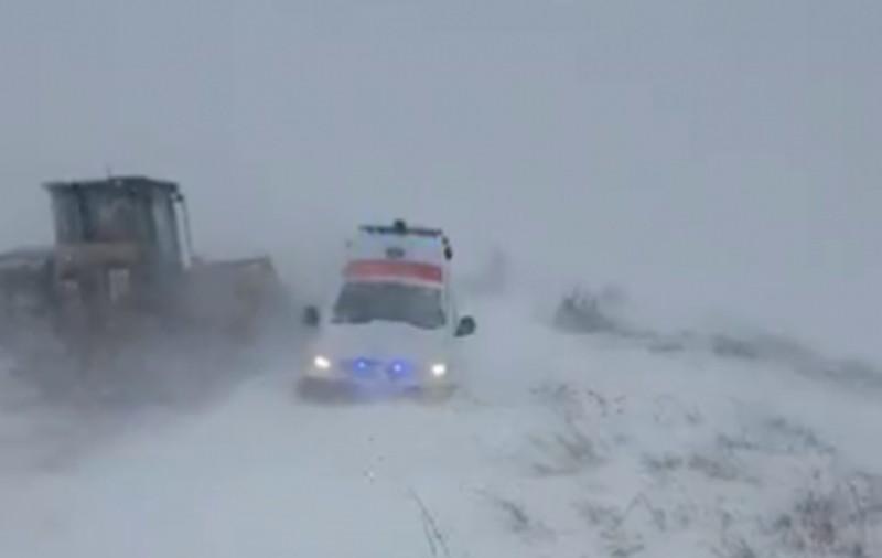 O femeie a născut acasă, din cauza viscolului. Ambulanţa nu a ajuns la ea