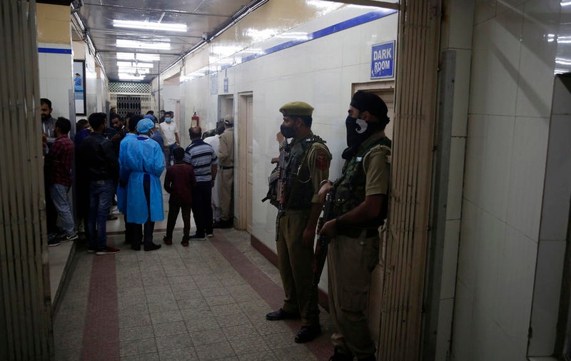 Un indian a fost găsit în viață, după ce fusese declarat mort din greșeală și ținut peste noapte în congelatorul unei morgi