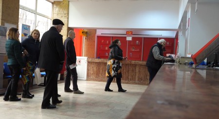 Oameni într-un oficiu poștal din București
