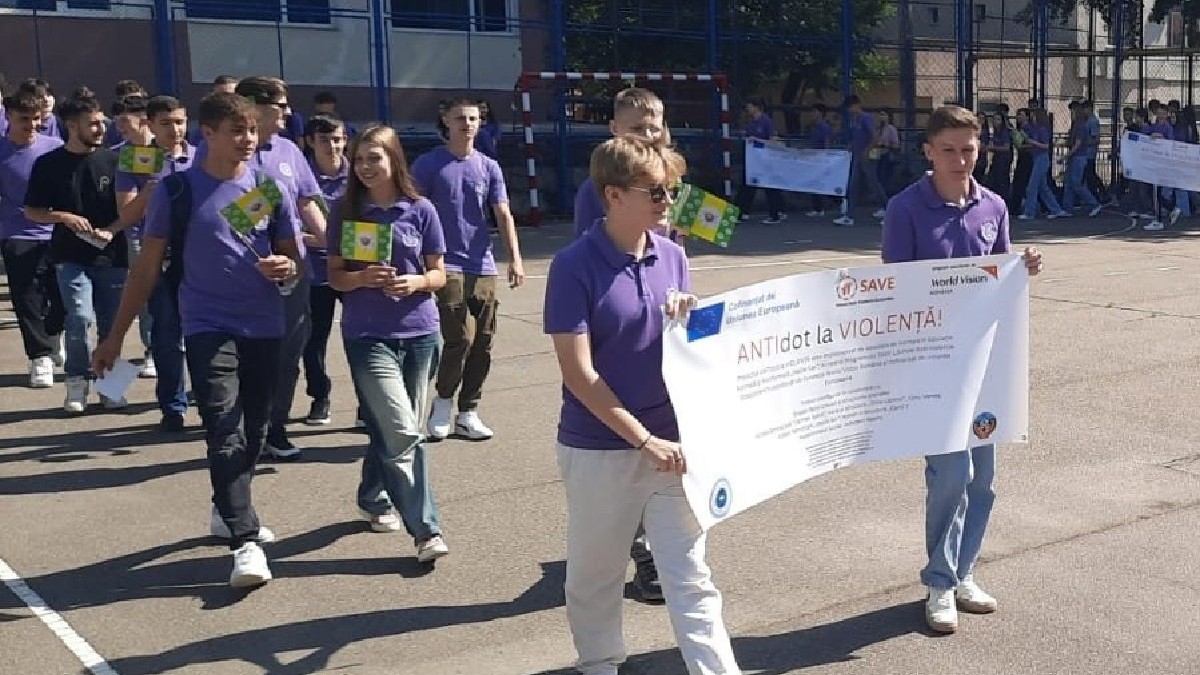 Elevi îmbrăcați în tricouri polo mov protestează împotriva violenței în școli