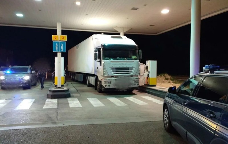 La doar 20 de ani, un șofer român de TIR care a fost arestat în Franța pentru că nu plătise taxe pe autostradă era căutat și pentru jafuri din camioane