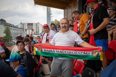 Suporterii din Miercurea Ciuc, susținând ambele echipe, cea locală și pe cea din Ungaria Foto: Eli Driu / Libertatea