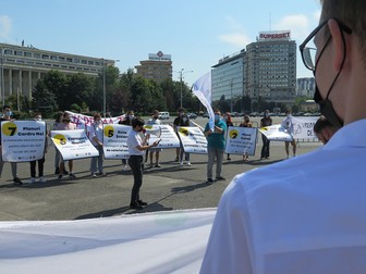 De la portavoce, elevii își strigă sloganurile pregătite de acasă