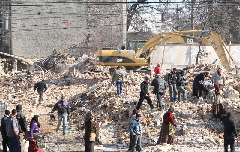 VIDEO | Furau fierul vechi direct de sub excavator