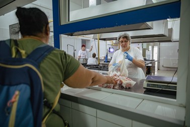 Floriana, înscrisă la „A doua șansă”, a venit să ia alimente de la cantina Grivița