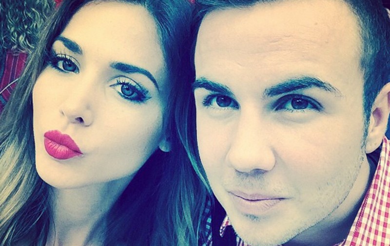 Cum îl încinge iubita supersexy pe campionul mondial Mario Götze / VIDEO