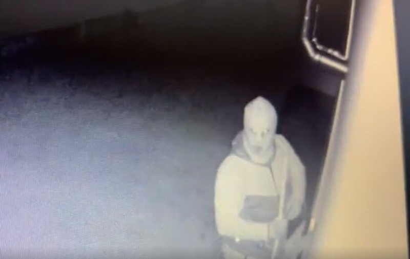 VIDEO |  Un hoț a fost filmat când a intrat într-o casă. A purtat cagulă, dar nu și mănuși