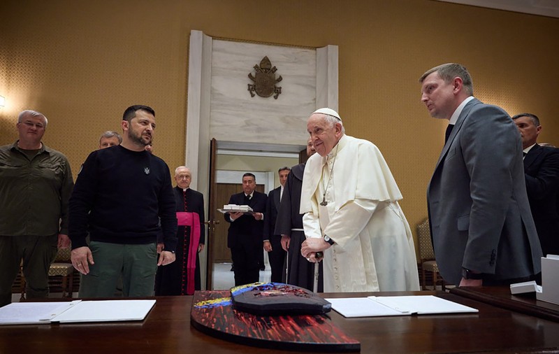 Kievul îi dă replica lui Papa Francisc după propunerea privind „steagul alb”: „Drapelul nostru este galben şi albastru”