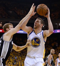 epa03695649 Golden State Warriors power forward David Lee (R) goes to the basket as San Antonio Spurs power forward Matt Bonner (L) defends during the first half of game three of the NBA Western Conference semi-final playoff game at Oracle Arena in Oakland, California, USA, 10 May 2013. The Spurs defeated the Warriors 102-92. EPA/JOHN G. MABANGLO CORBIS OUT