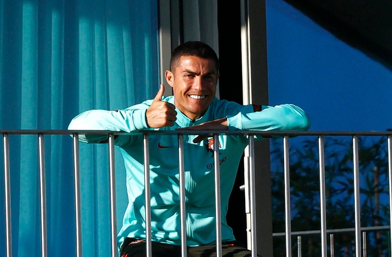 Cristiano Ronaldo, surprins pe balcon. Foto: EPA