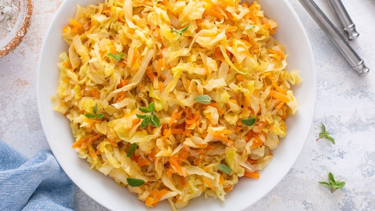 Salată de varză murată într-o farfurie albă