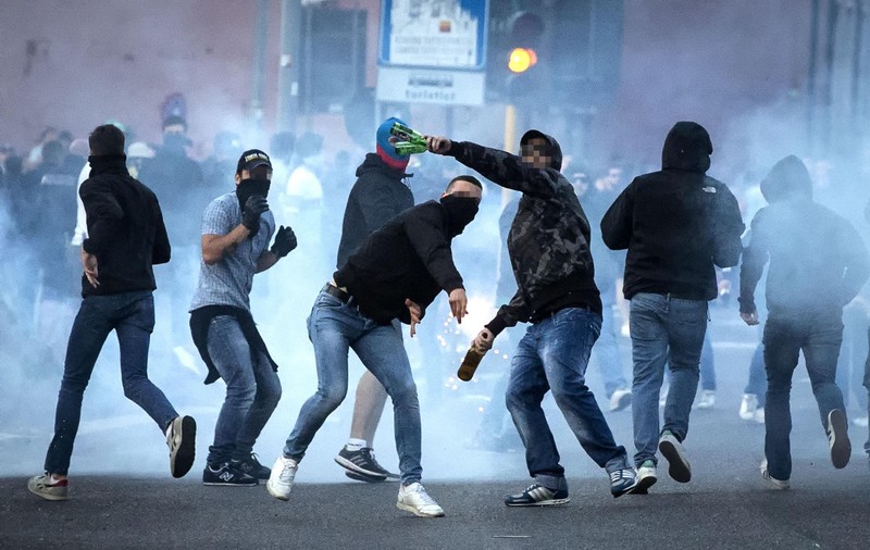 Sânge în ”Cetatea Eternă”! Doi fani ai echipei AS Roma au fost înjunghiați de rivalii de la Lazio! Confruntări violente între ultrași și forțele de ordine / GALERIE FOTO & VIDEO
