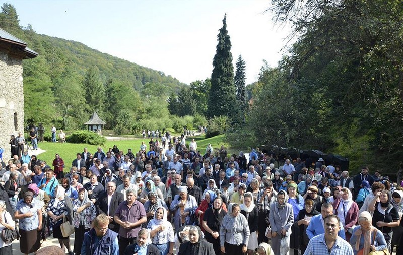 Slujbă impresionantă la Prislop! Pelerinii s-au adunat, din nou, în număr mare la mormântul părintelui Arsenie Boca
