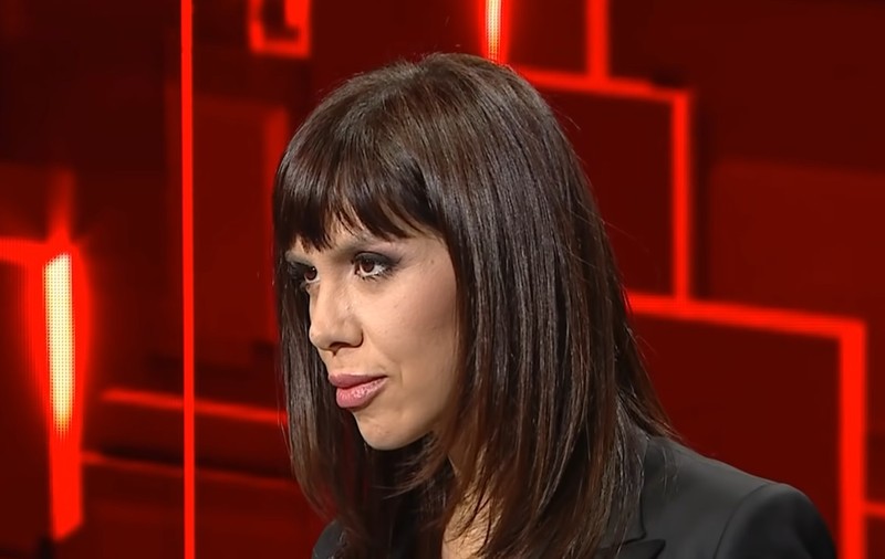 Denise Rifai, pe coperta revistei Unica de noiembrie. Ipostaza în care a pozat prezentatoarea de la Kanal D