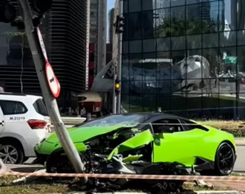 Un brazilian a intrat cu Lamborghiniul de 530.000 de euro într-un stâlp, când urmărea motociclistul care îi furase Rolexul de 40.000 de euro | VIDEO