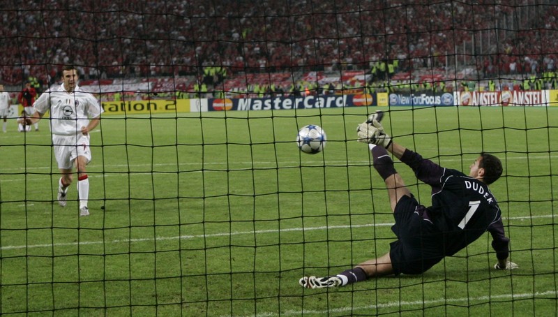 Jerzy Dudek, apărând lovitura de departajare executată de Andrei Shevcenko, în finala Ligii Campionilor din 2005. (FOTO: EPA)
