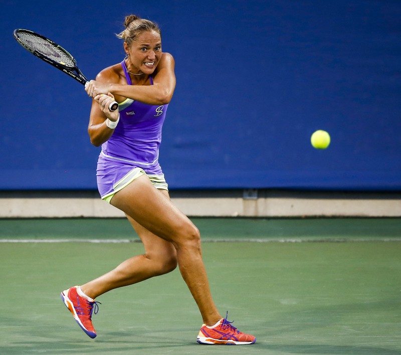 epa04888640 Kateryna Bondarenko of the Ukraine in action against Eugenie Bouchard of Canada during their match in the Western and Southern Open at the Linder Family Tennis Center in Mason, Ohio, USA, 18 August 2015. EPA/TANNEN MAURY