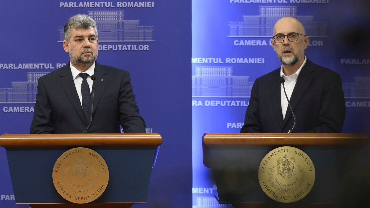 Presedintele PSD, Marcel Ciolacu (stânga), si presedintele UDMR, Kelemen Hunor (dreapta), sustin o conferinta de presa pentru prezentarea pachetului de masuri de sprijin pentru Romania, la Palatul Parlamentului, luni, 11 aprilie 2022. Foto: Hepta