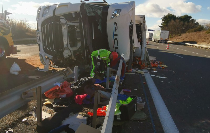 Șofer român de TIR mort la volan, strivit de parapetele din mijlocul autostrăzii, peste care a căzut cabina
