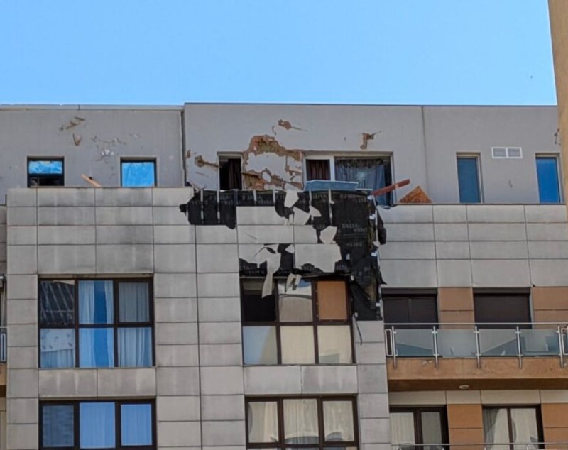 Cum arată blocul de pe care a plecat acoperișul ucigaș care a omorât o femeie din Otopeni