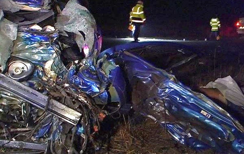 Accident grav în Arad! Patru tineri, încarceraţi după ce s-au răsturnat cu maşina