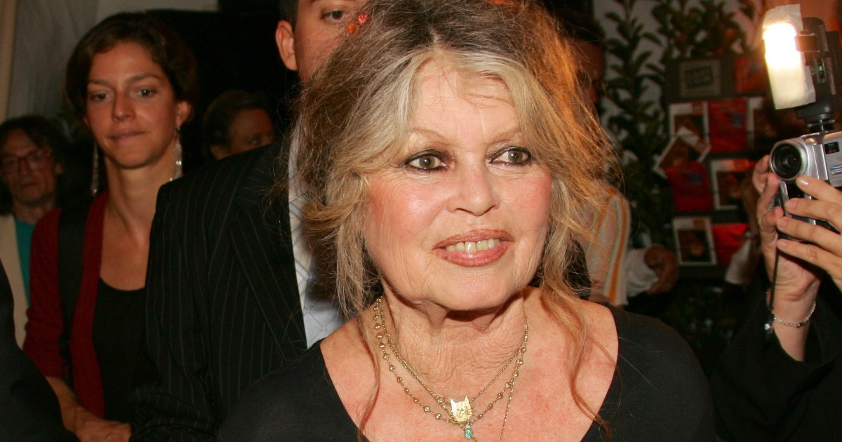 Actrița Brigitte Bardot, în timpul unui eveniment monden, îmbrăcată în negru și cu părul prins în coc