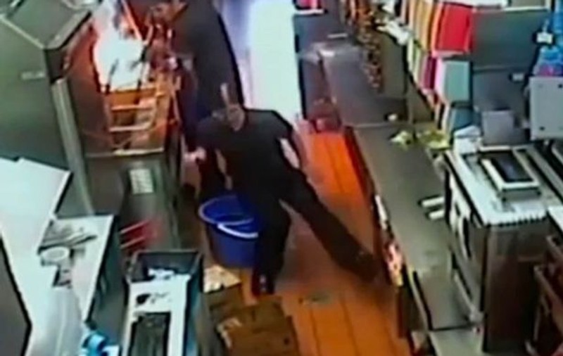 ȘOCANT! O româncă a căzut într-o găleată cu ulei încins într-un celebru lanț de fast food /VIDEO