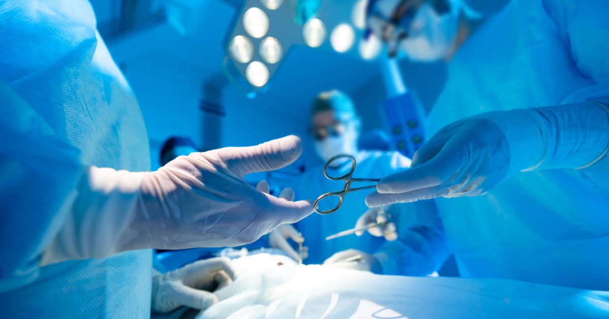 Doctori într-o sală de operație în echipament medical