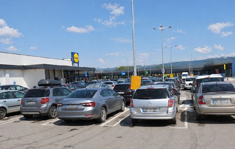 Un bărbat a fost găsit mort, cu capul pe volanul mașinii, în parcarea Lidl din Brăila