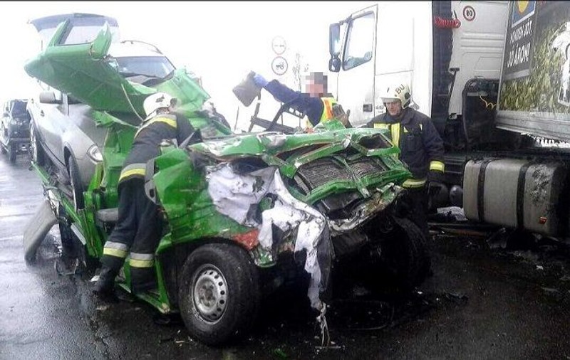 Un trailer cu trei mașini care trebuia să ajungă în România s-a izbit de un tir. Un român, grav rănit