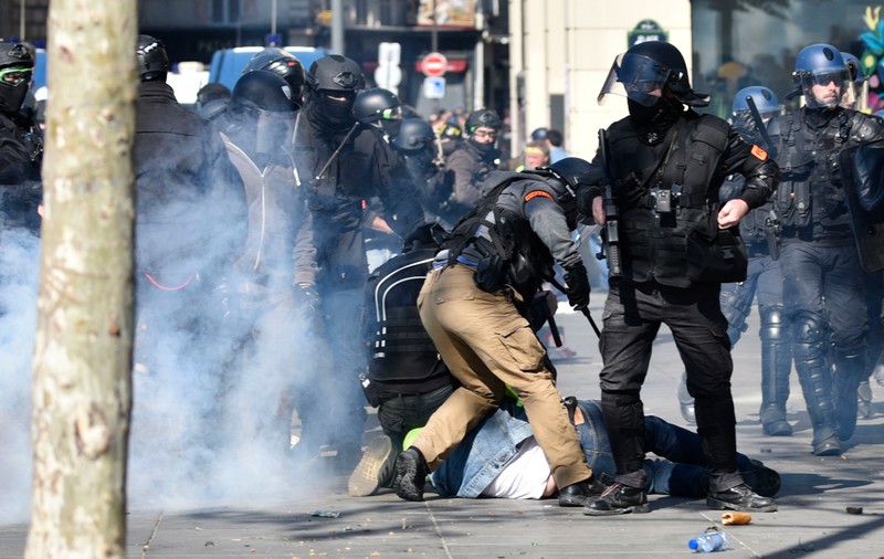 FOTO | Noi proteste la Paris. "Vestele galbene" au provocat incendii, poliţia a intervenit cu gaze lacrimogene