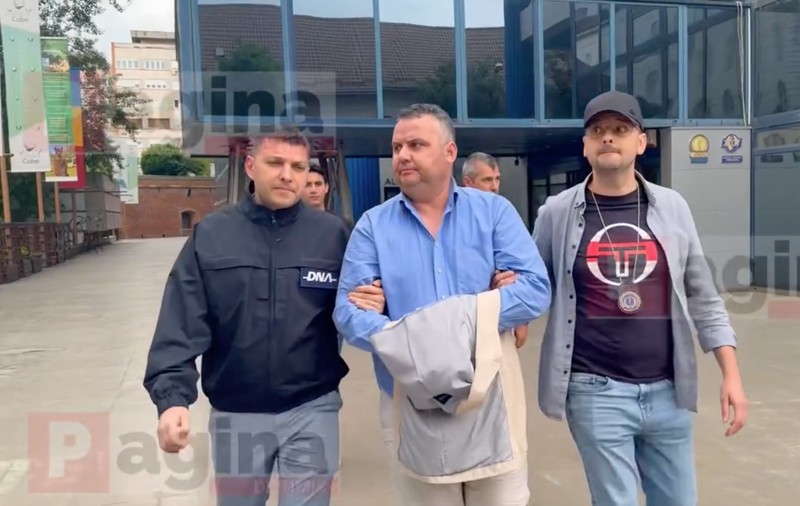 Culmea interceptărilor. Fost șef de la Imigrări Caraș-Severin, acuzat de corupție, înregistrat de DNA în timp ce vorbește singur: „Care … e ăsta!? Nu înțeleg”