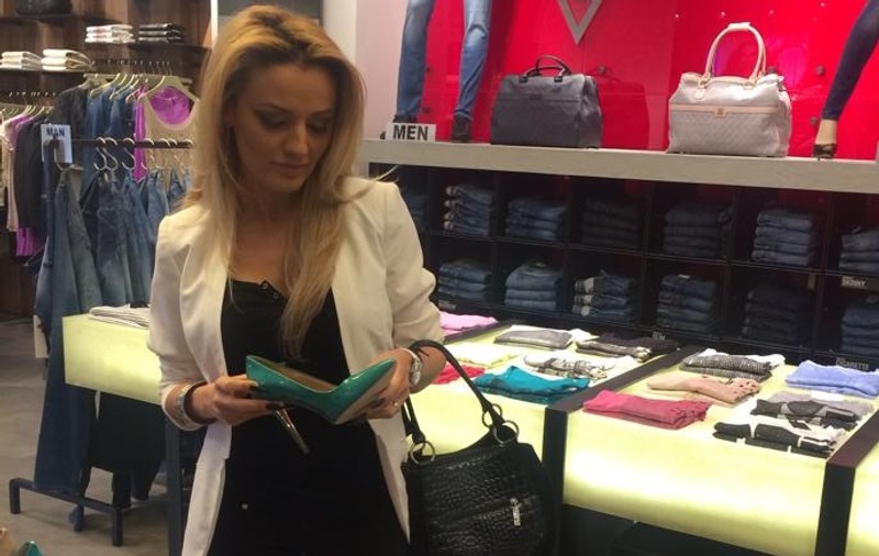 Cântăreața Miryam a spart 1000 de euro pe pantofi