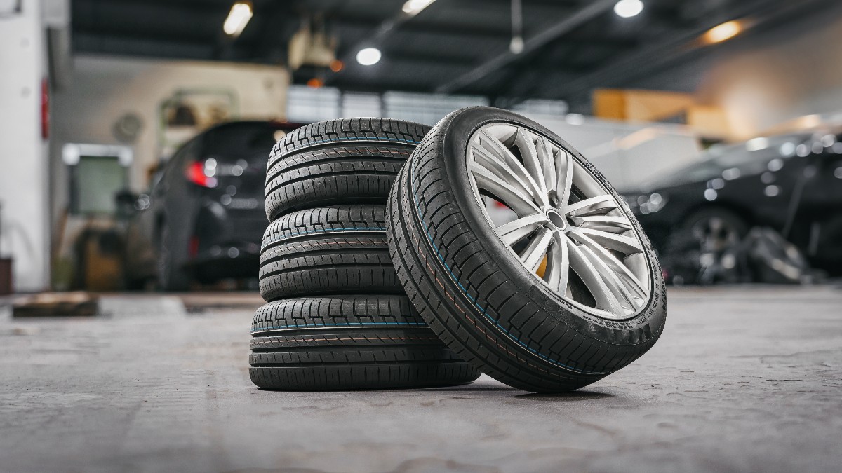 Cauciucuri așezate unele peste altele, într-un service auto